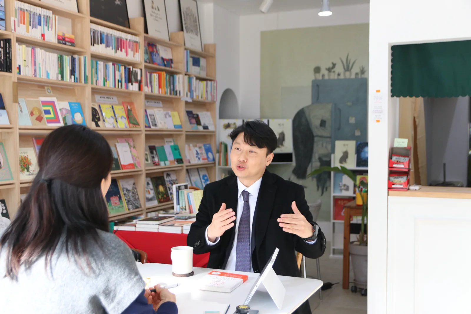 소상공인 대표와 사업 방향을 상담하는 모습