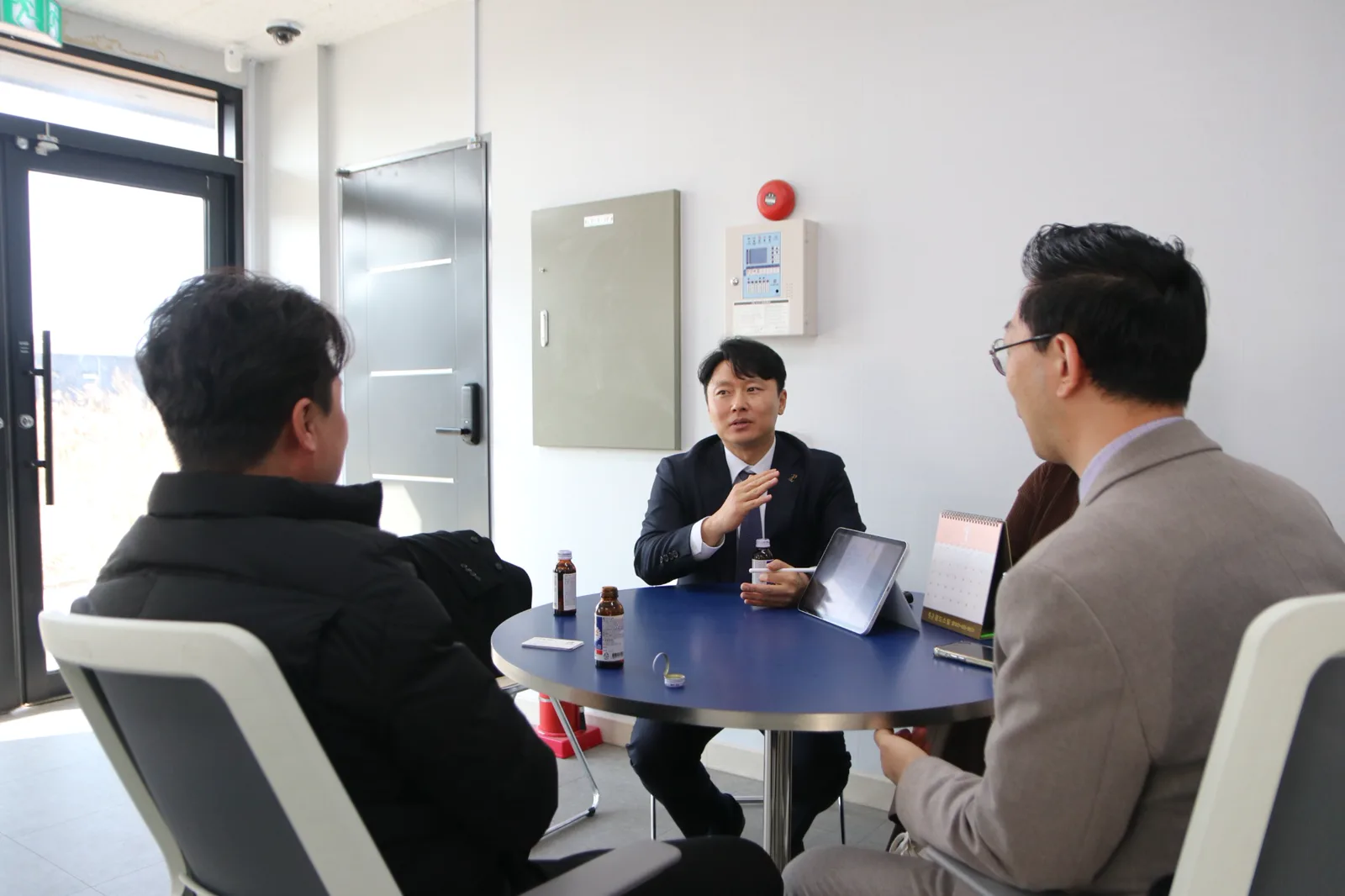 기업 관계자들과 사업 현황을 논의하는 신현준 대표
